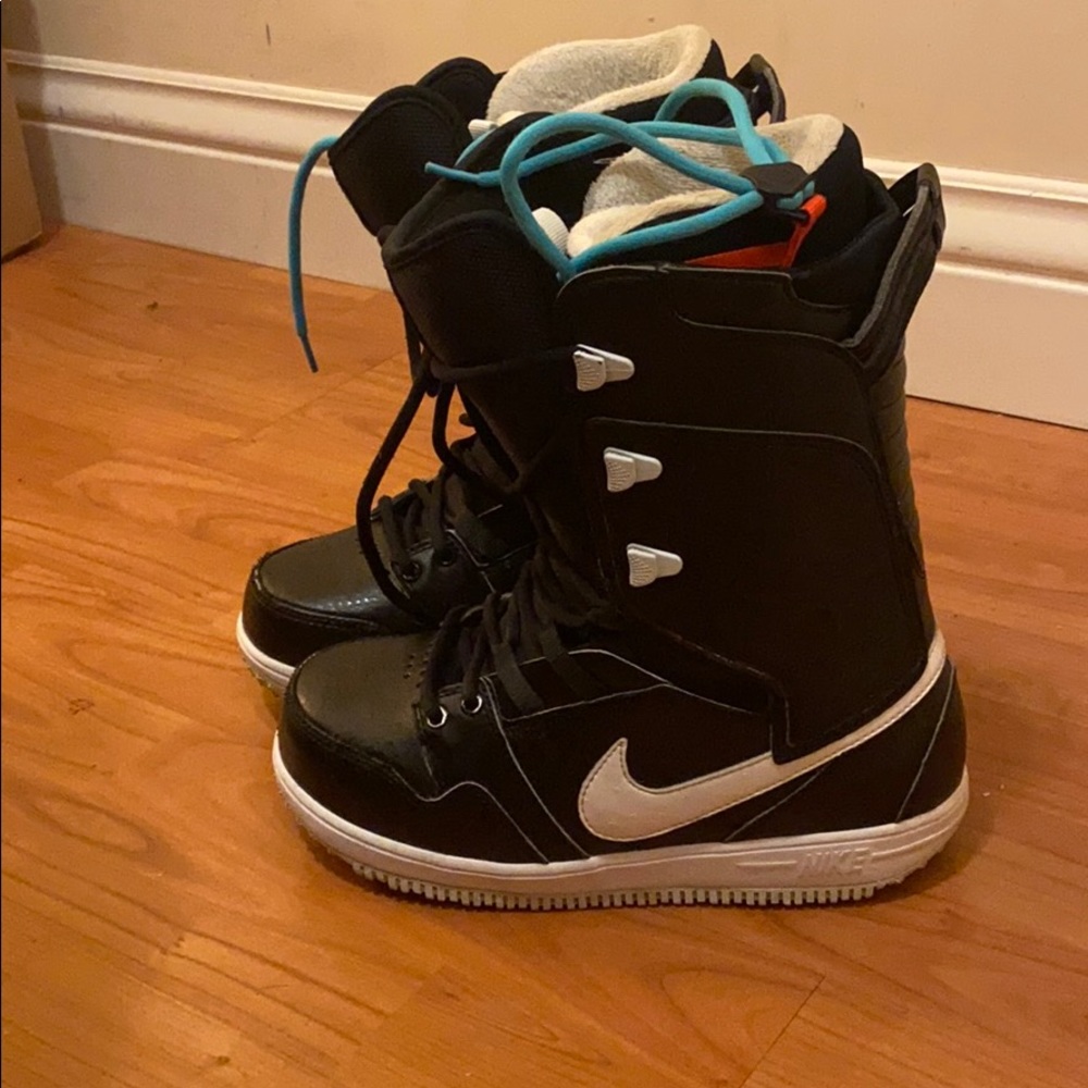 Nike vapen snowboard boots women 7.5 black n white